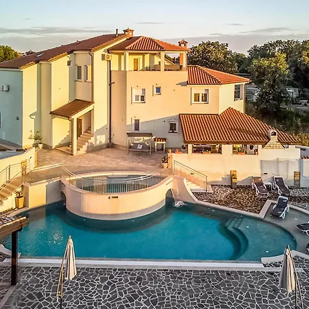 Cozy Apartment In Pula With Wifi Pula